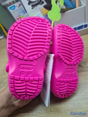 ropa y zapatos - Crocs rosados para niña 3