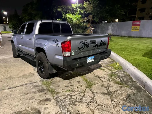 jeepetas y camionetas - Toyota Tacoma Sr5 2020 Recién importada poco uso  8