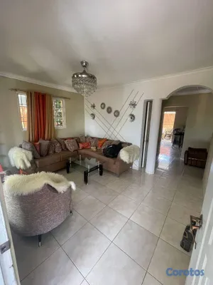 casas - Casa de 2 niveles en venta en Villa Aura 13