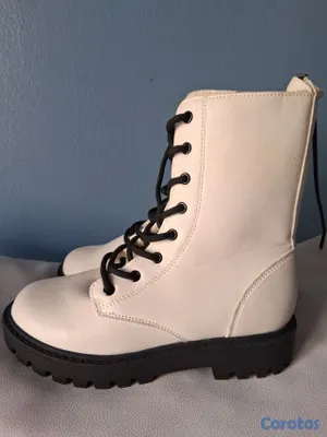 ropa y zapatos - Botas blancas Art Class 6