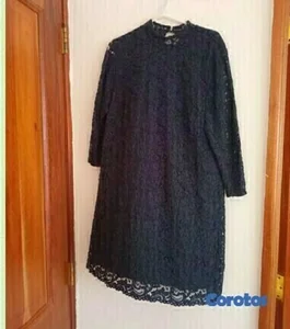 Vestido negro de encaje.
