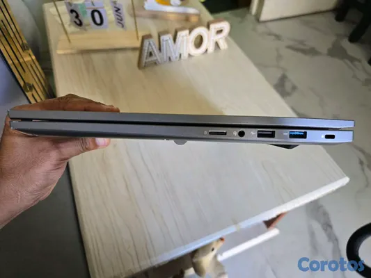 computadoras y laptops - Laptop Ryzen 7 5700u 16GB RAM M.2 512GB NVMe Pantalla 17,3 Pulgadas  9