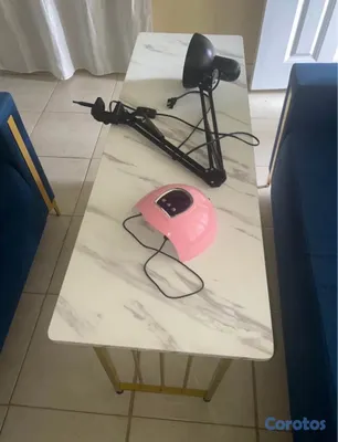 salud y belleza - Mesa de uñas acrílicas con su lámpara de iluminación y de secado. 2