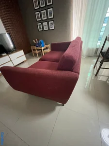 Mueble rojo sofá IKEA 