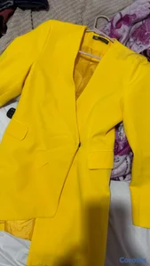 Blazer amarillo Zara 
Size Small, no corre tan pequeño 