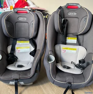 Se venden 2 asientos de bebé para carros  ( por separado o juntos ) 
