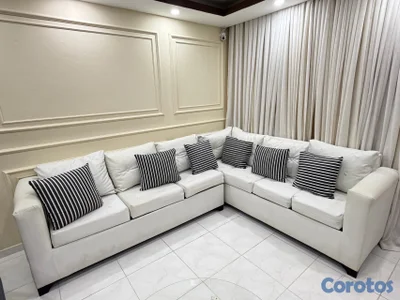 2 muebles en forma de L y mesita. tela leder blanco 