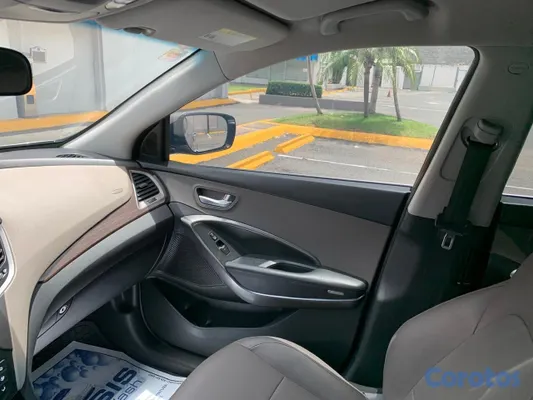 jeepetas y camionetas - Hyundai Santa Fe Sport 2018 2.4 L 10