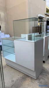 Vitrina con Compartimientos, Área de Caja y Gaveta