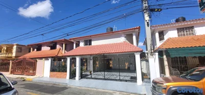 Casa familiar en Residencial Cerrado y seguro dos viviendas en  Aut.San Isidro