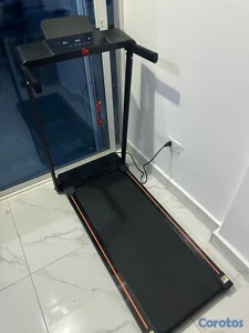 Caminadora eléctrica de alto rendimiento con pantalla digital y barra de apoyo 