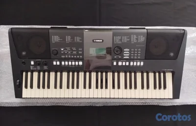 Piano Yamaha modelo PSR-E423 de 61 teclas sensibles y con su fuente.!!