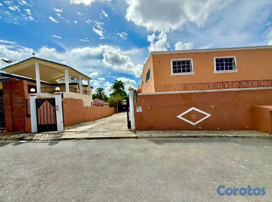casas - Casa de 2 niveles en venta en Villa Aura 9