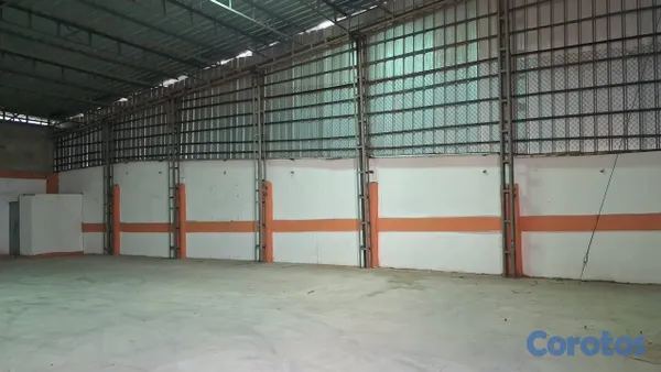 otros inmuebles - Alquilo Nave 300 mts en los girasoles  av monument 2