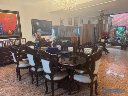 muebles y colchones - Comedor caoba con 8 sillas 2