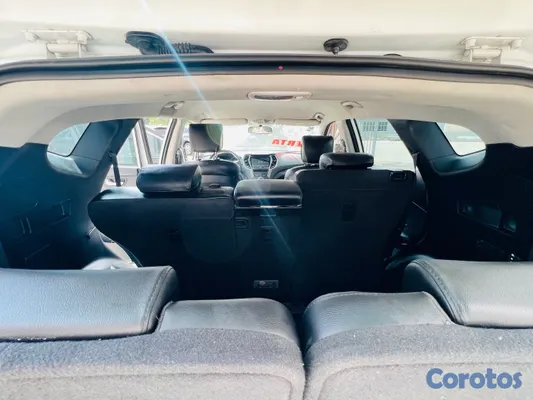 jeepetas y camionetas - Hyundai Santa Fe Se 2018 
• Motor Dohc • 4 Cilindros • 3 Filas de Asientos • 7
