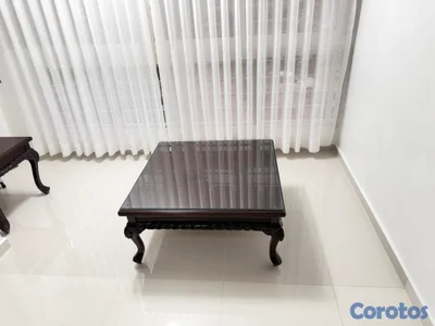 Juego de sala clásico de caoba con mesa de centro