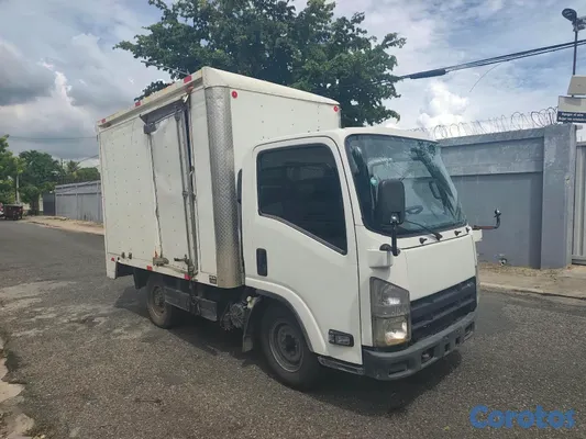 camiones y vehiculos pesados - camión ISUZU NPR 2023 pequeño choque en el paral de la puerta ,funcional  3