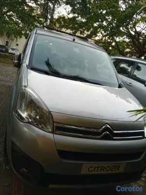jeepetas y camionetas - Vendo Citröen Berlingo 2016 p/pasajeros en muy buen estado 3