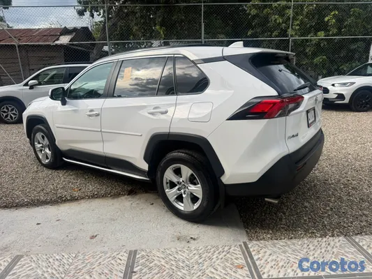 jeepetas y camionetas - Toyota rav4 2021 xle clean carfax  3