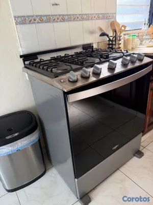 cocina - Estufa Whirlpool 30” + Extractor – RD$32,000 2