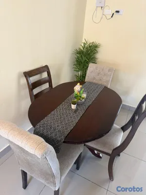 decoración y accesorios - comedor de caoba de 4 sillas incluye todo lo que ves en la mesa y la planta.  2