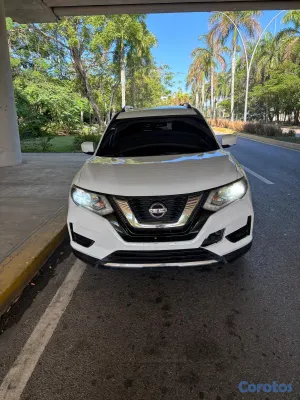 jeepetas y camionetas - Nissan Rogue SV AWD 2017 en Excelente Condición 3