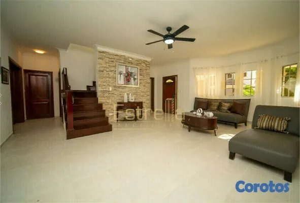 casas vacacionales y villas - Villas en venta de 4 a 6 habitaciones de dos niveles ubicado en Juan Dolio     3