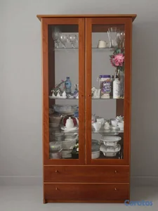 VITRINA DE MADERA Y CRISTAL