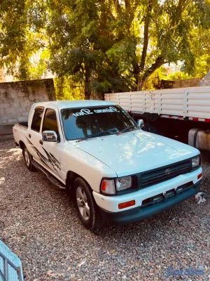 jeepetas y camionetas - vendo camioneta Toyota hilux  pecio $395 negociable  3