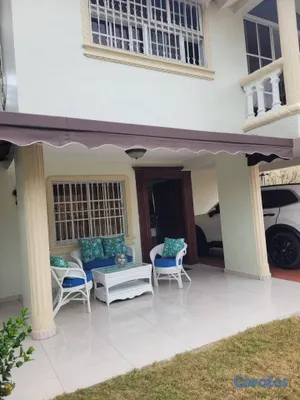 casas - Casa de 2 niveles en venta en Los Jardines 7