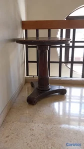MESA AUXILIAR REDONDA DE CAOBA