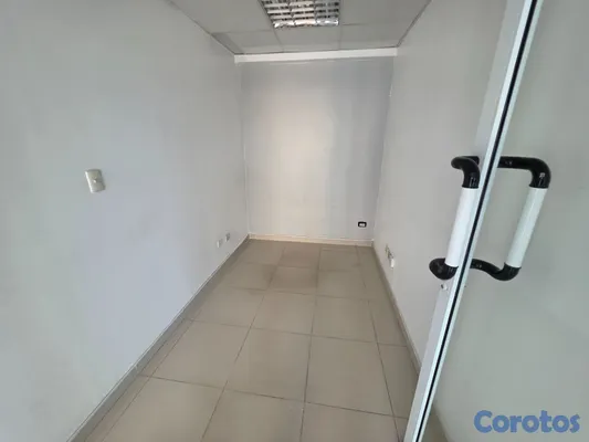 oficinas y locales comerciales - Local de oficina en la Gustavo Mejía Ricart próximo a la Nuñez 3