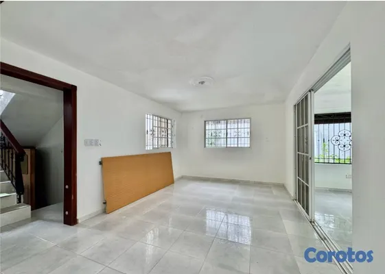 casas - Casa de 3 habiaciones 2.5 baños en alquiler en Alt 4