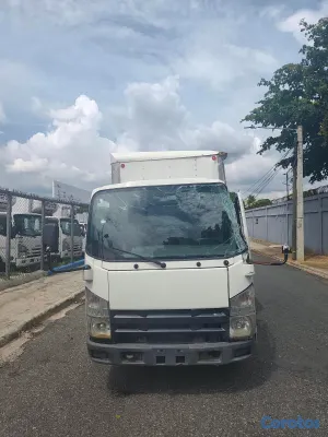 camiones y vehiculos pesados - camión ISUZU NPR 2023 pequeño choque en el paral de la puerta ,funcional  5