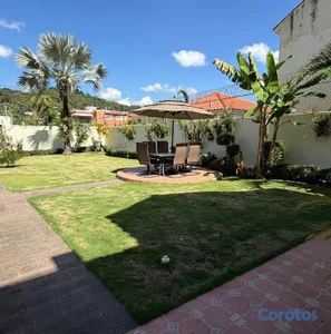 Residencia en Los Cerros | Patio Enorme, Doble Cocina y Terraza para Celebracion
