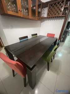 mesa de comedor con sus sillas 
