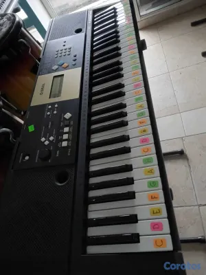 instrumentos musicales - Piano Yamaha YPT-220 - 61teclas Incluye: manual y  3