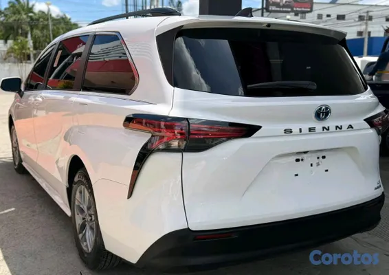 jeepetas y camionetas - TOYOTA SIENNA LE HYBRID  4