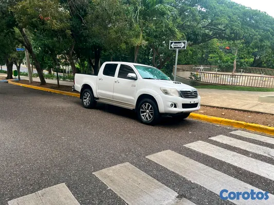 jeepetas y camionetas - Toyota hilux 2014 2