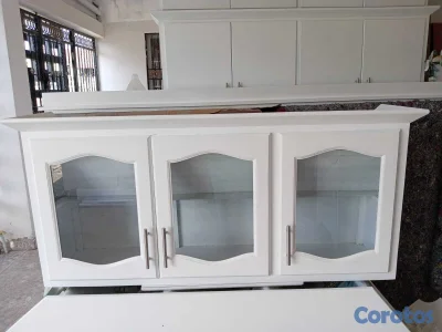 Gabinete blanco de cocina con cristal 