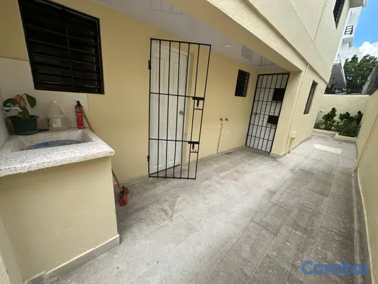 casas - Casa de 2 niveles en venta en Villa Aura 13