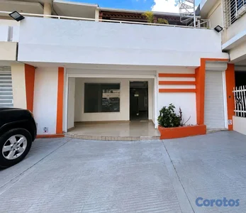 De oportunidad Local comercial con varias oficinas y espacios adaptables.