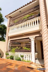 CASA DE 3 NIVELES CON PANELES SOLARES EN VENTA EN VISTA HERMOSA 