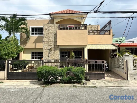 casas - vendo casa residencial Santo Domingo próximo a Isabela Aguilar tres habitaciones 4