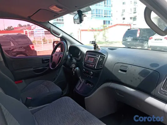 jeepetas y camionetas - Hyundai H1 2016 blanca 3
