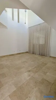 casas - Casa de dos niveles ubicada en el exclusivo sector 4