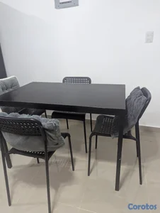 Mesa de 4 sillas negra