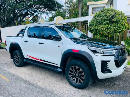 jeepetas y camionetas - Toyota hilux gr 2023 3