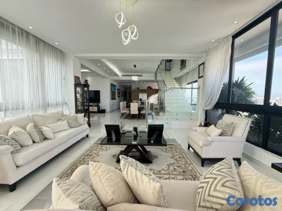 Penhiuse en los Casicasgos de dos niveles - moderno-vista al mar - US 990.000